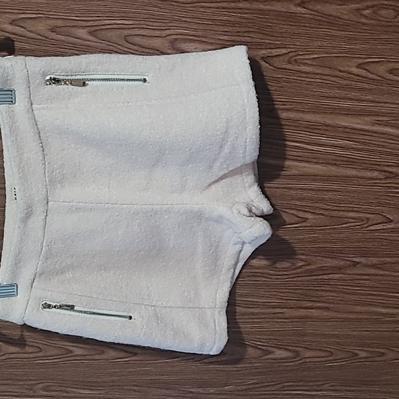 Uniqlo Women's Cream 💎Shorts with Zipper Pockets - Picture 1 of 4